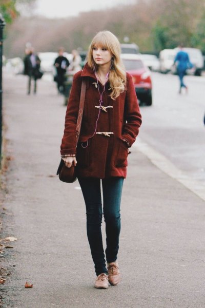 Burgundy wool coat with dark gray skinny jeans and light brown evening shoes