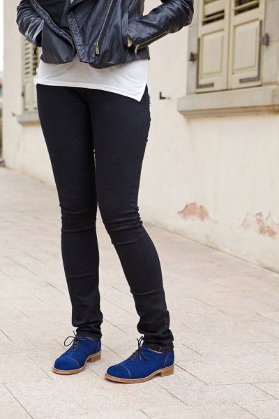 black moto jacket with skinny jeans and dark blue suede shoes