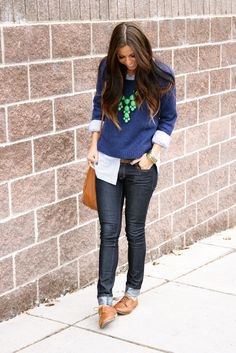 Dark blue knit sweater with black skinny jeans and brown shoes