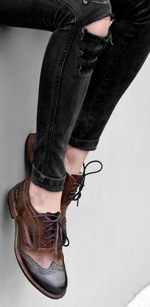 black skinny jeans and brown leather wingtip shoes