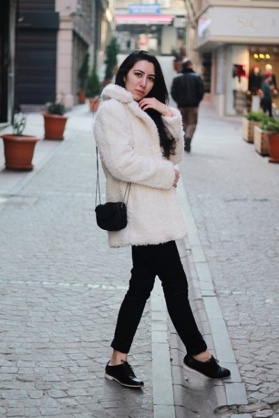 white faux fur collar coat with black jeans and buck shoes