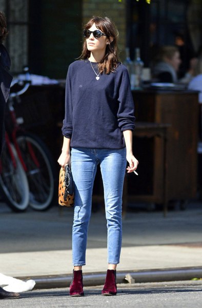 Dark blue sweatshirt with light blue skinny jeans and burgundy suede boots