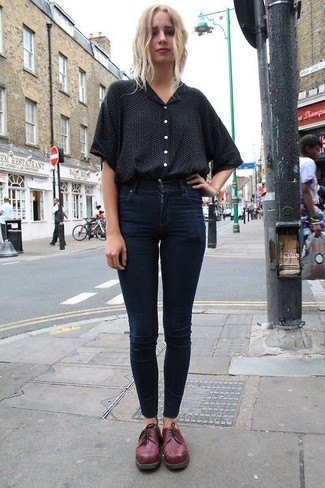 black shirt with buttons, dark blue skinny jeans and burgundy evening shoes