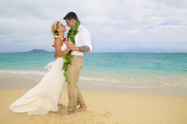 white fit and flare chiffon hawaii style wedding dress
