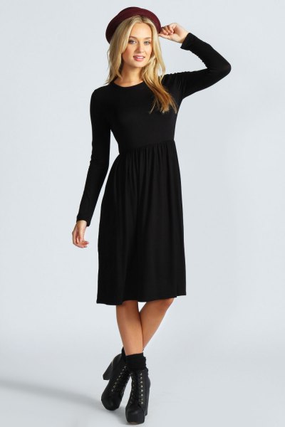 Felt hat with black long-sleeved fit and flared midi dress with boots with heels