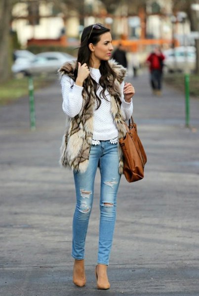 white knitted sweater with brown shoulder bag and skinny jeans