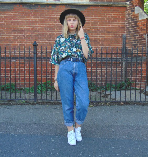 Flowery Printe Navy shirt with old school mom jeans and felt hat