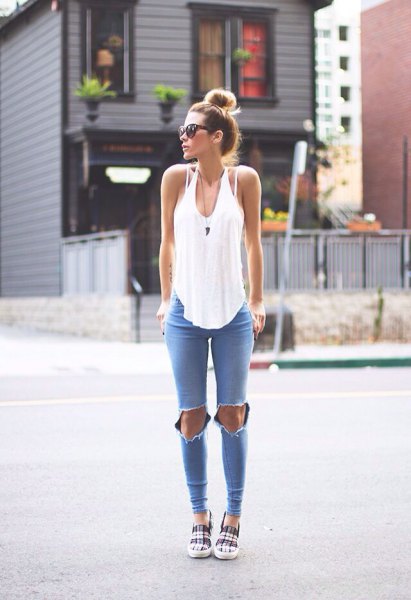 white, loose cut tank top with scoop neck and blue skinny jeans