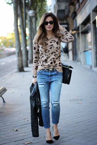 Blush a pink and black sweater with jeans and suede heels