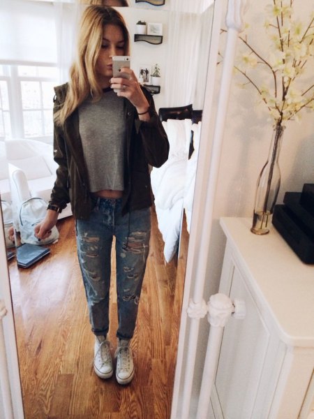gray short t-shirt with black leather jacket and torn jeans with cuffs