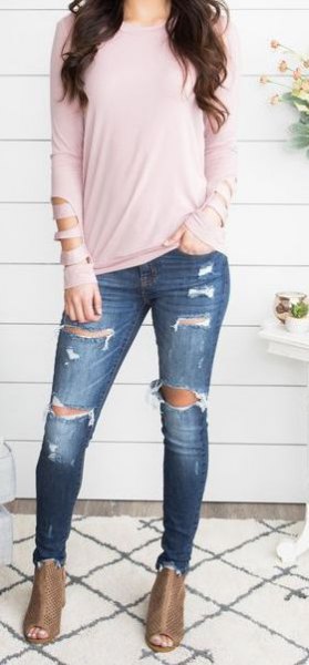 Light pink long sleeve t-shirt with dark blue jeans and open toe boots