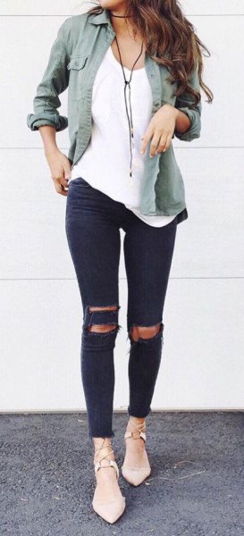 gray linen shirt with white tank top and black skinny jeans