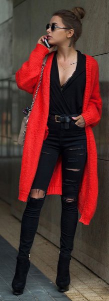 Longline cardigan with a black t-shirt with a deep V-neck and torn skinny jeans