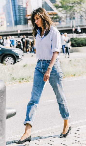 Light blue shirt with buttons and mom jeans with cuffs and black heels