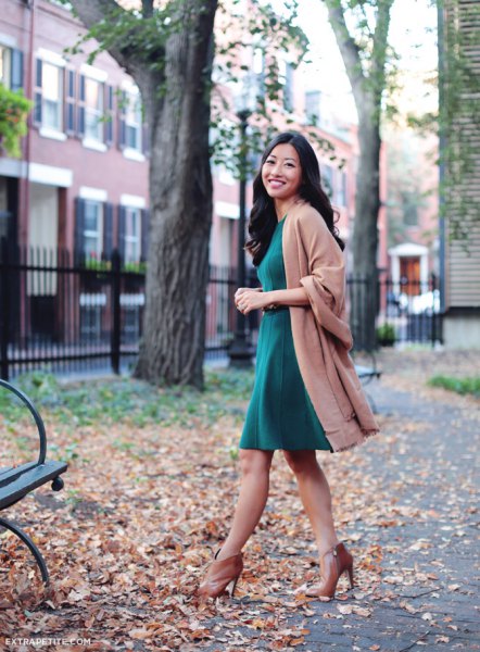 Camel wool coat with a gray fit and a knee-length flared dress