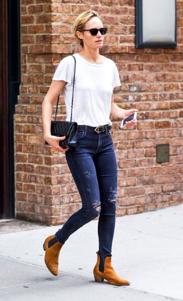 white t-shirt with blue skinny jeans and brown leather boots