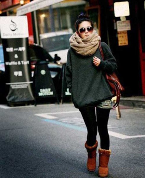Blushing pink scarf with gray sweater and black skinny jeans