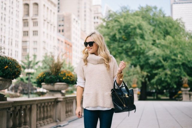 Light pink turtleneck sweater with short sleeves and dark jeans