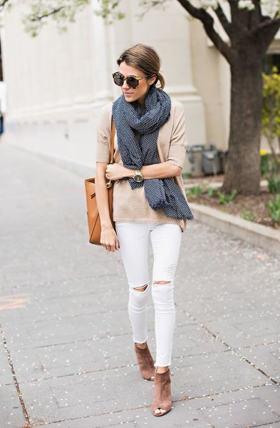 pale pink t-shirt with black scarf and white knee jeans