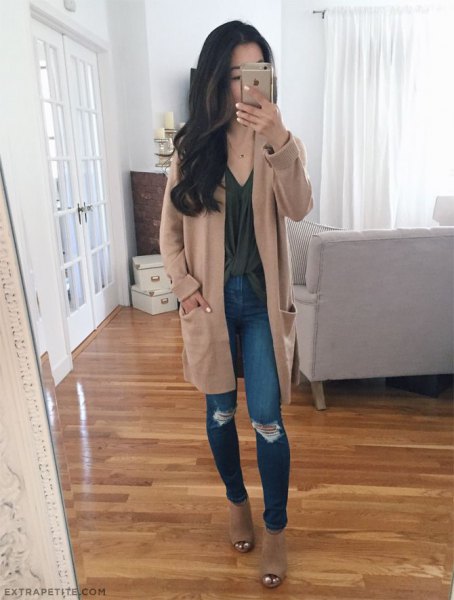 Light brown tunic cardigan with a gray V-neck top and torn skinny jeans