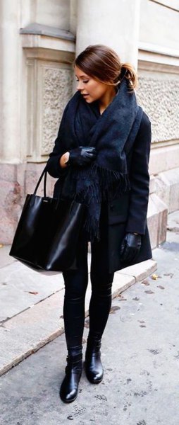 black faux fur scarf with matching blazer and skinny jeans