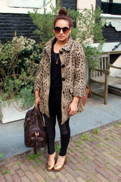 black and white printed coat with skinny jeans and gold shoes with rounded toes