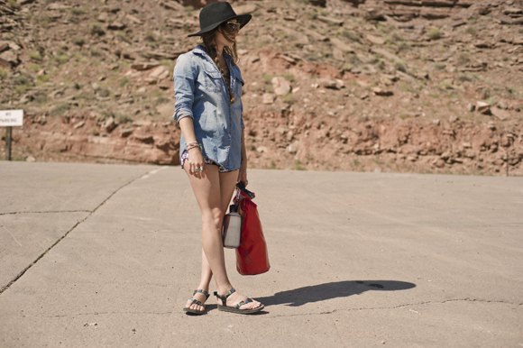Chambray shirt with buttons, mini denim shorts and comfortable sandals