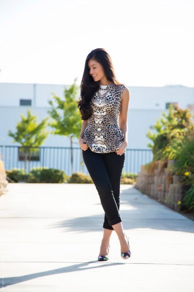 Sleeveless blouse with leopard print in black and white and shorts