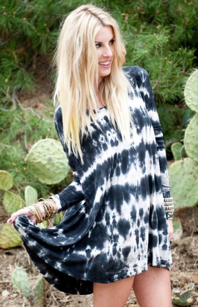 Black and white tie dye long sleeve shirt dress with sandals