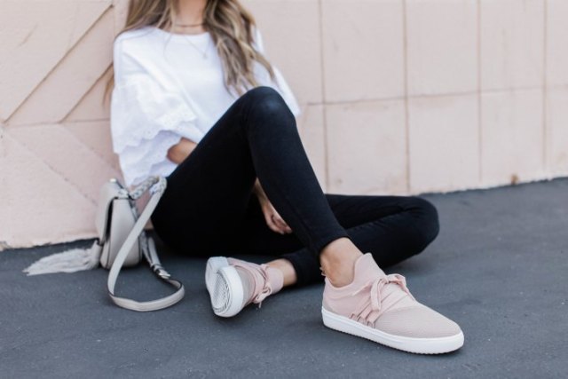 white oversized t-shirt with black skinny jeans and light pink hiking shoes