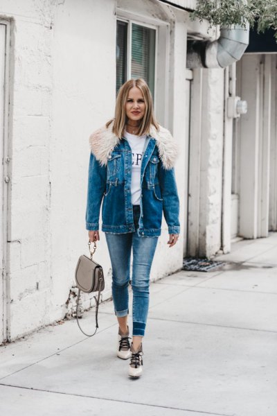 Denim jacket with blue fur collar and skinny jeans