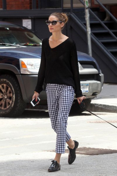 V-neck sweater, black and white checked tube pants and oxford shoes