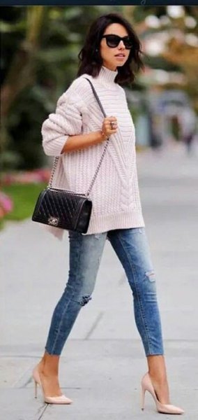 white, ribbed sweater with stand-up collar, blue jeans and pink heels