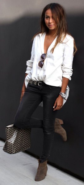 buttoned linen shirt with black skinny jeans and ankle boots
