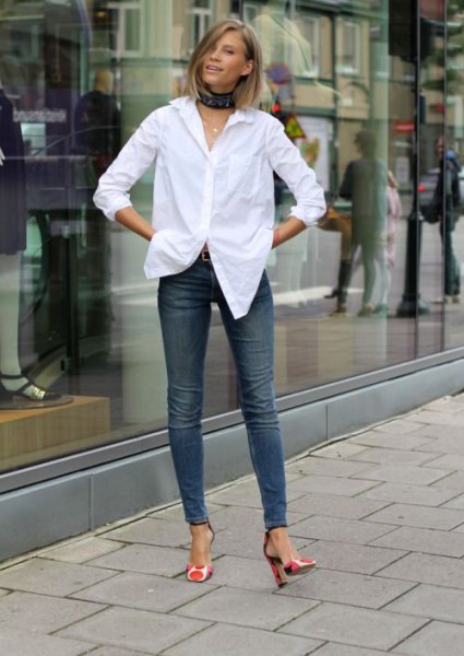 white shirt with black collar and skinny jeans