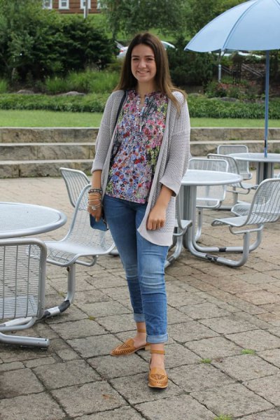 light gray cardigan with blouse with floral pattern and jeans with cuffs