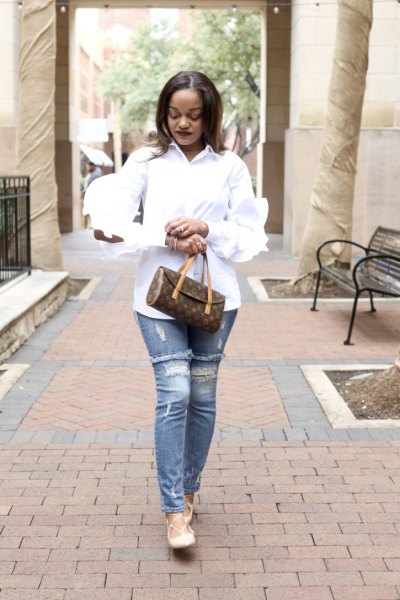 Shirt with ruffled sleeves and buttons with light blue, torn slim fit jeans