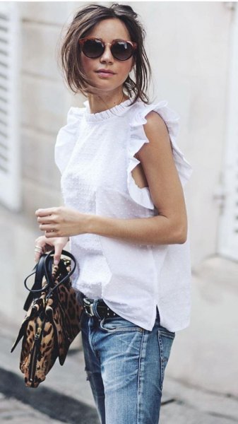 sleeveless shirt with stand-up collar and washed jeans with belt