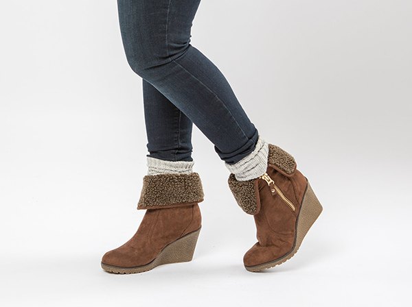 gray skinny jeans with white round stockings and side zip boots made of camel fur