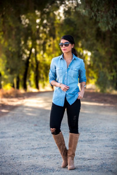 blue chambray shirt with buttons and black skinny jeans