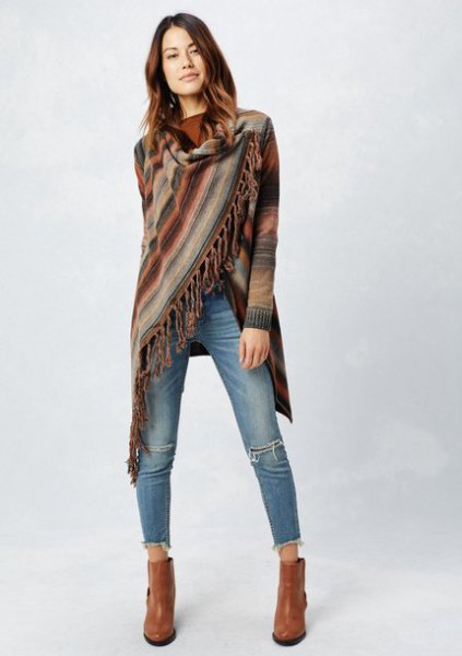 Blanket sweater with green fringes and short-cut jeans with a slim fit