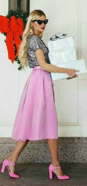 Short-sleeved shiny T-shirt with a pink midi chiffon skirt