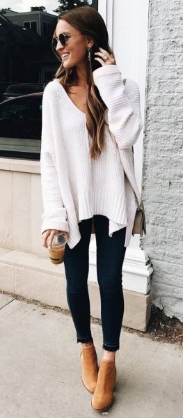 white, chunky autumn sweater with V-neck and black skinny jeans