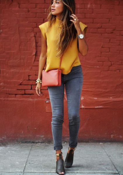 Sleeveless blouse with mustard neckline and gray skinny jeans with cuffs