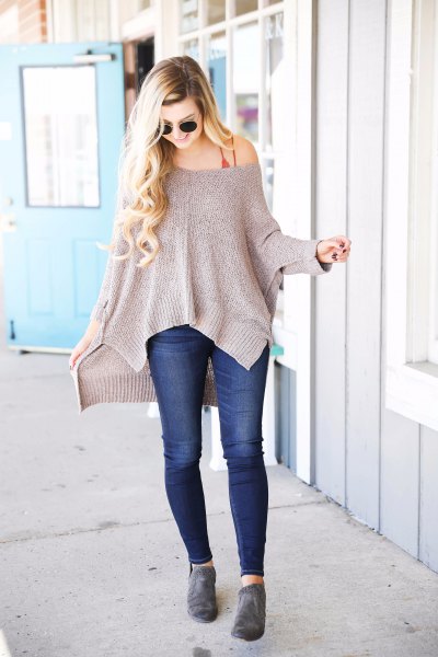 gray strapless sweater with dark blue skinny jeans
