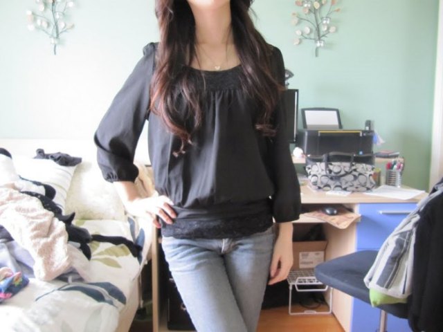 gray chiffon top with a boat neckline and light blue skinny jeans