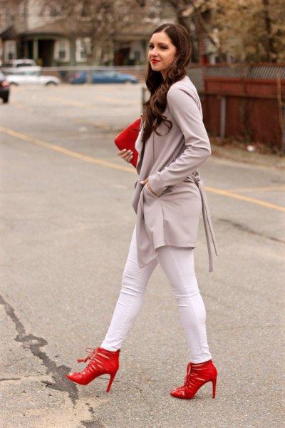 gray long casual blazer with white skinny jeans and red heels