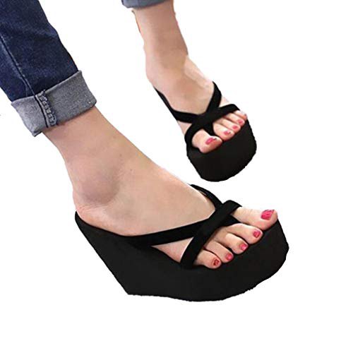 Dark blue skinny jeans with cuffs and black flip-flops with high heels