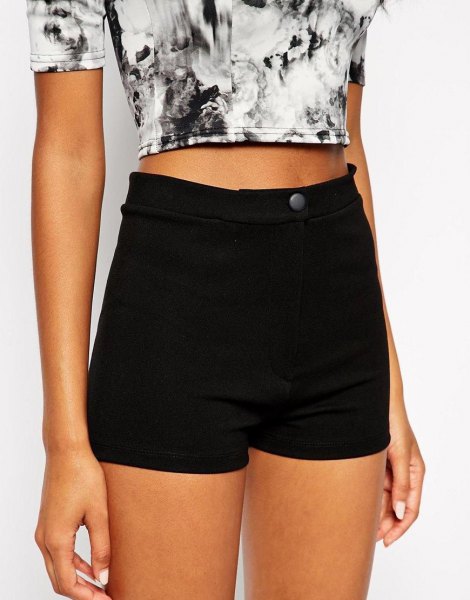 Short t-shirt with black and white print and mini stretch shorts