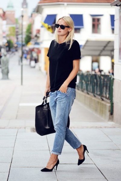 black oversized t-shirt with light blue boyfriend jeans with cuffs
